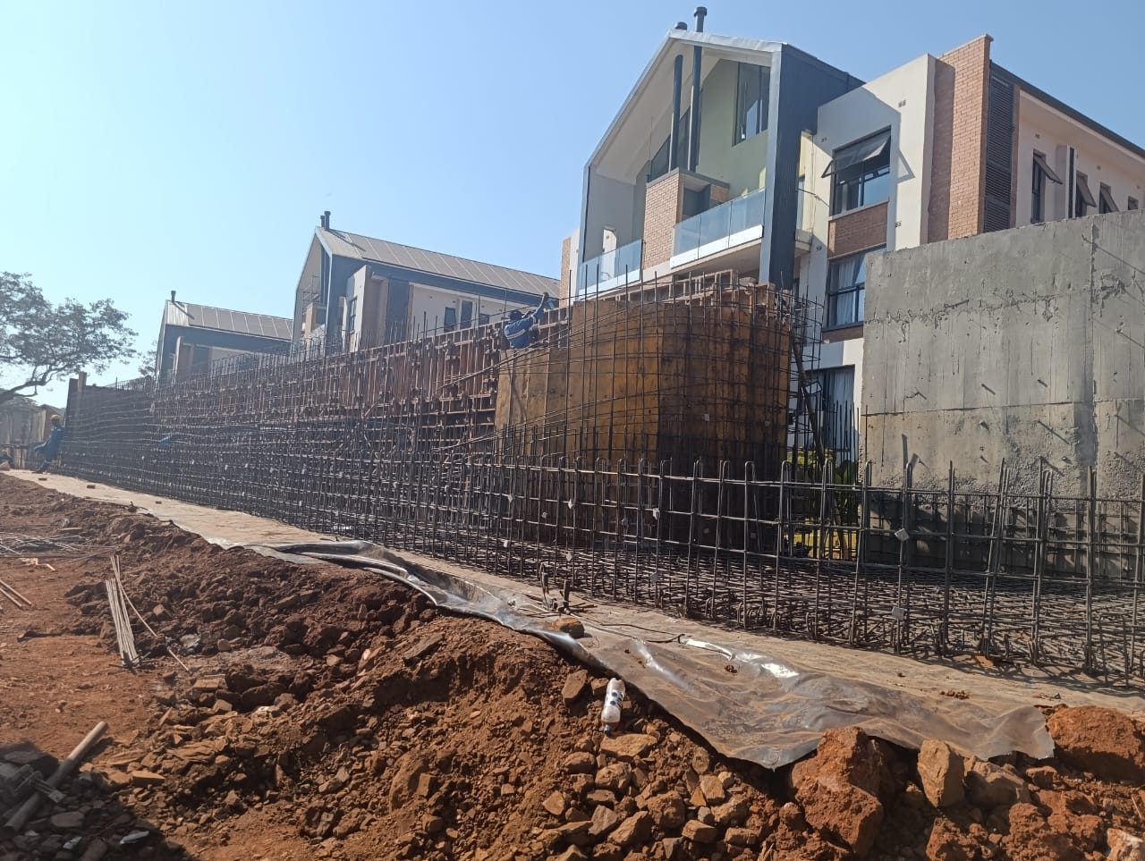 Reinforcement steel for retaining walls at a multi-level development